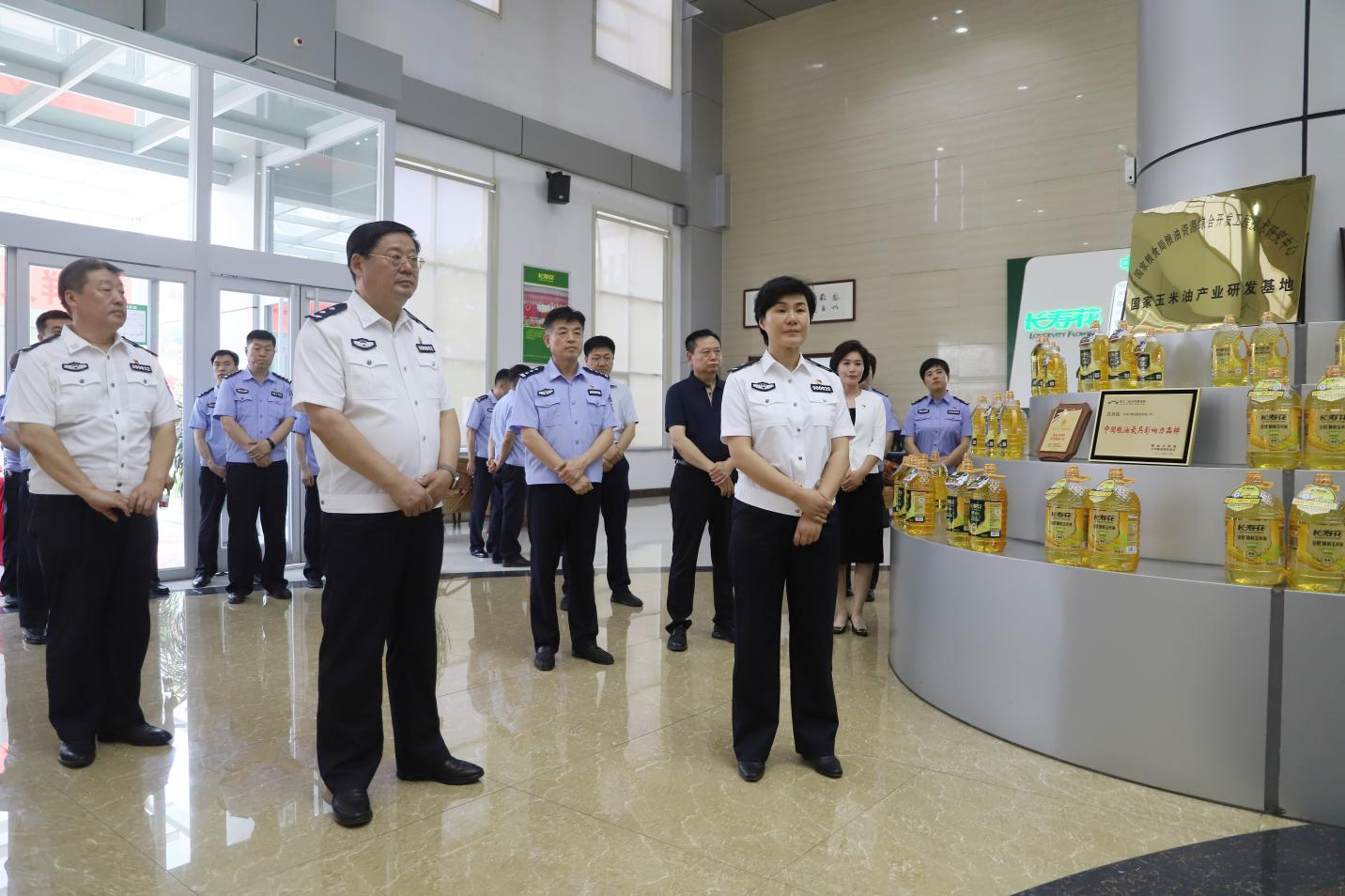 全市公安機關防范打擊民營企業(yè)內部人員職務犯罪“礪劍?護航2024”專項行動暨經(jīng)偵重點工作推進會與會人員來山東三星集團觀摩