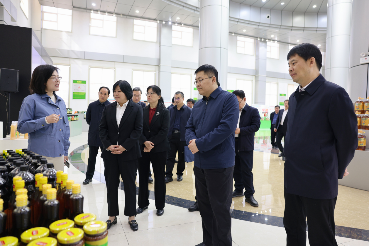 濱州市“首批國家互聯(lián)網(wǎng)信息辦公室網(wǎng)絡立法聯(lián)系點”建設推進會議與會領(lǐng)導來山東三星集團調(diào)研
